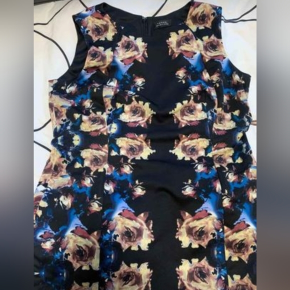 Tahari dress . Size L - Picture 2 of 2